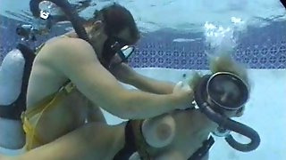 Twin hose fuck in a pool 2 of 3